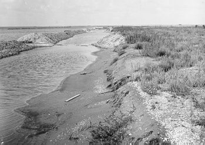 150 - Oeverafslag nabij het schorrengebied en de in december 1972 aangebrachte fijne grinddam als tijdelijke ...