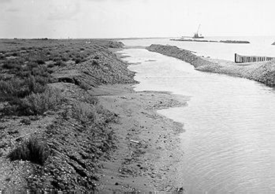 151 - Voorgrond: Grindwal als tijdelijke oeverbescherming nabij het schorrengebied en de broedplaats van de grote ...