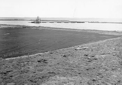 156 - De haven van Bruinisse in de Grevelingen. Zandzuiger voor de aanleg van de nieuwe jachthaven