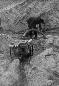178 - Drainagewerkzaamheden. Het aansluiten van de buizen in de drainsleuf