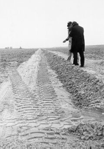 181 - Drainagewerkzaamheden. Een drainsleuf, dicht gemaakt met een wegschaaf