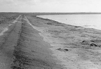 323 - De eind 1972 uitgegraven speelvijver met aan de oostzijde aangebrachte bitumen taludverdediging