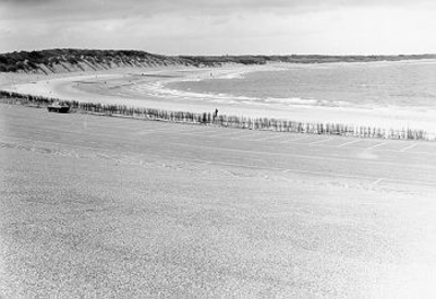 326 - Het strand aan de zeezijde, gezien vanaf de Brouwersdam nabij West Repard