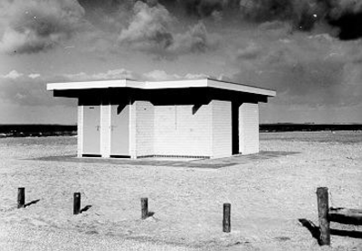 328 - Toiletgebouw bij de achterste parkeerplaats bij het strand van de Grevelingendam