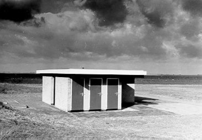 329 - Een van de toiletgebouwen op het strand v.d. Grevelingendam. De gebouwtjes zijn voorzien van: 4 WC's, 6 ...