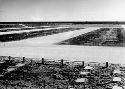 333 - Parkeerplaats bij het strand van de Grevelingendam. De parkeerplaats heeft een capaciteit van 550 auto's