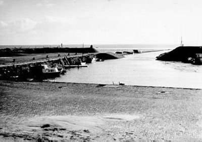 393 - De haven is met een ca. 200 m lange vaargeul verbonden met het Grevelingenmeer