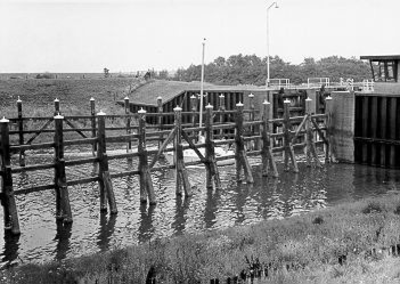 432 - Steigers en sluispoort welke toegang geven tot de oude en de nieuwe jachthaven