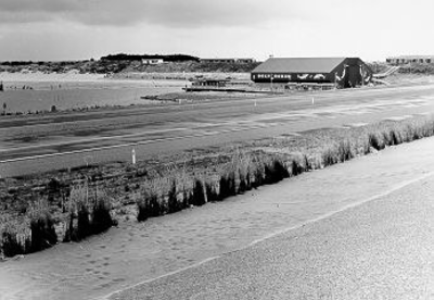 448 - Van links naar rechts: het strand, de haven, het dolfinarium en de direktiekeet van Rijkswaterstaat te West Repart