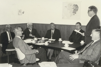 6 - Op 12 oktober 1965 werd door prof. dr. ir. R.H.A. van Duin de Ideeënbuscommissie voor de Rijksdienst voor de ...