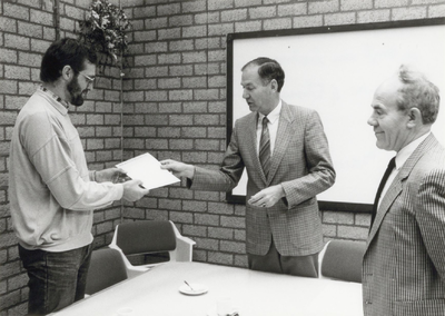 13 - Op 21 september 1988 werd aan E. Thomas, medewerker van de afdeling Bouwkundige Calculatie van de Rijksdienst voor ...
