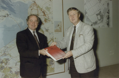42 - Ir. C.D. van der Wildt (hoofdingenieur-directeur van de Directie Flevoland) reikt de koninklijke onderscheiding ...