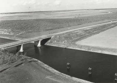 65 - Vast punt 2.2: vanaf graansilo 'Larservaart' op kavel D 33 gezien in noordelijke richting. Voorgrond: brug in de ...