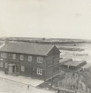 124 - Het gemeentehuis met op de achtergrond kamp Emmeloord II