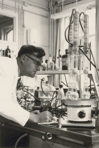 194 - Laboratorium Biologische Afdeling. Extractie van de in alcohol 90 % oplosbare suikers. De heer L.J. Sollie