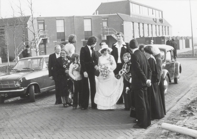 33949 - Het eerste huwelijk wordt voltrokken. Het bruidspaar, de heer F. Broekhuijzen en mw. L.M. Langenberg, met ...