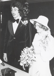 33950 - Het eerste huwelijk wordt voltrokken. Het bruidspaar, de heer F. Langenberg en mw. L.M. Broekhuijzen, tijdens ...