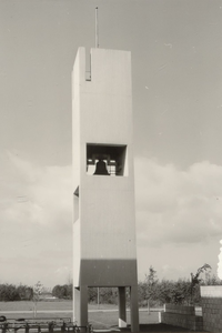 36912 - Gereformeerde kerk (architect: J. Bakema) aan de Ring. De toren bij de kerk