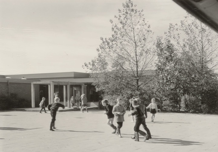 37135 - De openbare lagere school (architect A. van Eijck) aan de Ring