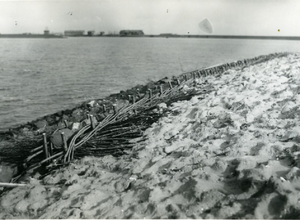 37 - Bouwputdam, bestaande uit stalen damwand in keileem dam, zie ook de achtergrond op 9306 . (Inlaatsluis Lemmer-West )