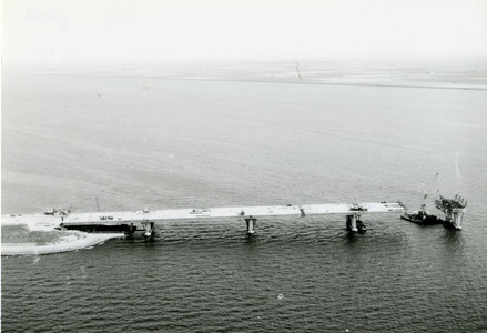 752 - In aanbouw zijnde brug Kamperhoek