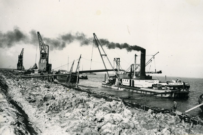 878 - Aanleg van de Meerdijk Lemmer-Urk bij Lemmer. Perszuiger aan het werk