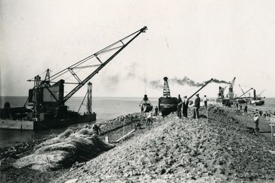 880 - Aanleg van de Meerdijk Lemmer-Urk bij Lemmer. Afwerken van het dijktaluud. Opbrengen van bekledingsgrond