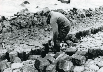 2295 - Aanleg polderdijk Basaltstenen zetten
