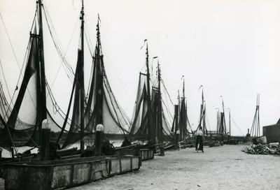 2324 - Visserschepen in de haven van Lemmer