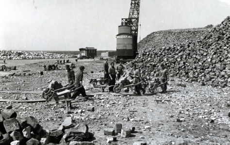 2694 - Het laden van basaltsteen te Schokkerhaven voor de dijkbouw van de oosterpolder