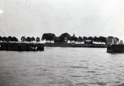 2876 - De haven van Emmeloord op de noordpunt van Schokland met v.l.n.r. op de achtergrond: de lichtwachterswoning, de ...