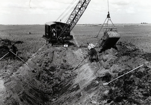 2896 - Een dragline bezig met het graven van een kavelsloot op kavel B82
