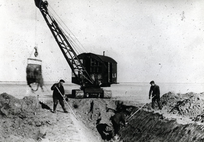 2897 - Een dragline bezig met het graven van een kavelsloot op kavel B82