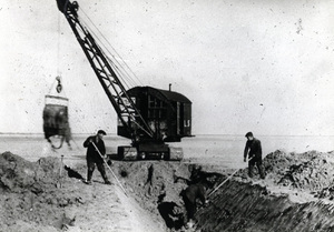 2897 - Een dragline bezig met het graven van een kavelsloot op kavel B82