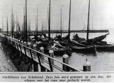 2898 - De haven van Schokland met tal van visserschepen binnen voor het ruwe weer.