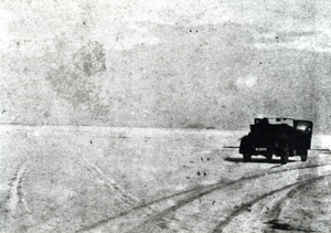 2900 - Met de auto op het ijs nabij Schokland ihn de winter van