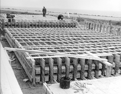 608 - Bouw gemaal de Blocq van Kuffeler: Object: Gemalen. De vervaardiging van betonpalen op het werkterrein naast de ...