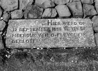 1186 - Herdenkings-sluitsteen IJsselmeerdijk nabij EPON-centrale in Oostelijk Flevoland