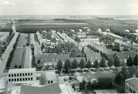 8 - Luchtfoto Emmeloord met zicht op een wijkje