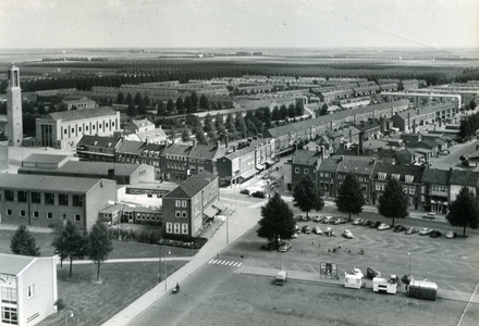 13 - Luchtfoto centrum Emmeloord vanaf de Poldertoren met Het Voorhuys