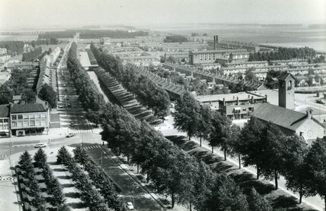 14 - Luchtfoto centrum van Emmeloord met zicht op de Boerenleenbank