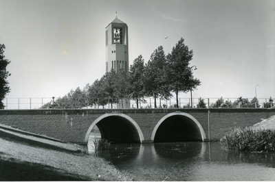 19 - Poldertoren met de brug tussen de Nagelerstraat en De Deel, gezien vanaf de Meeuwenkant