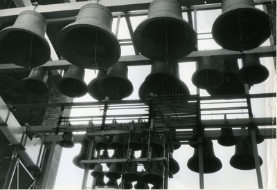 20 - De grote klokken van het carillon in de Poldertoren
