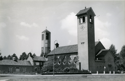 27 - De Nederlands Hervormde kerk “de Hoeksteen” met op de achtergrond de Poldertoren