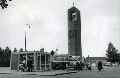 28 - Poldertoren met busstation en kiosk op het Beursplein