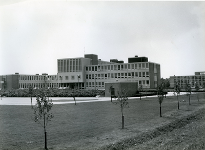 55 - Dr. Janssen ziekenhuis hoofdingang met parkeerplaats