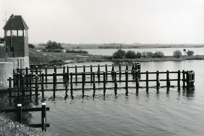 111 - Zicht op het brugwachtershuisje van de brug over het Ramsdiep en de meerpalen in het water