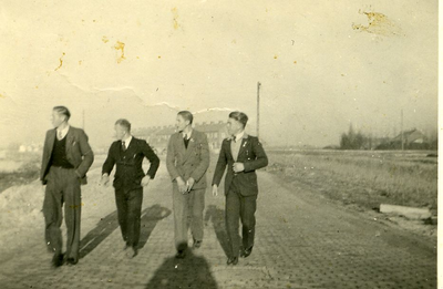123 - Vier lopende mannen met op de achtergrond Marknesse