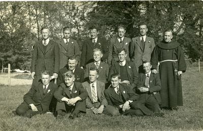 136 - Groepsfoto van veertien mannen tijdens de studiedagen Boerenleergang op “Ons Erf” in De Steeg
