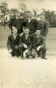 137 - Groepsfoto van zes mannen